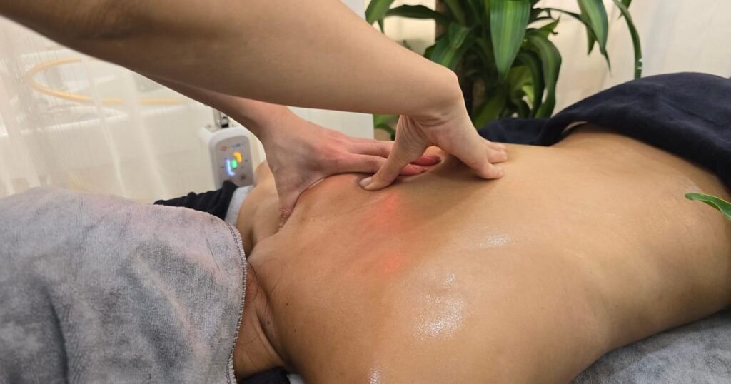 Kỹ thuật viên day ấn vùng cổ vai gáy cho khách